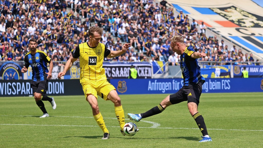 Foto: Yannik Lührs (Borussia Dortmund II) und Florian Krüger (1. FC Saarbrücken) auf dem Spielfeld.