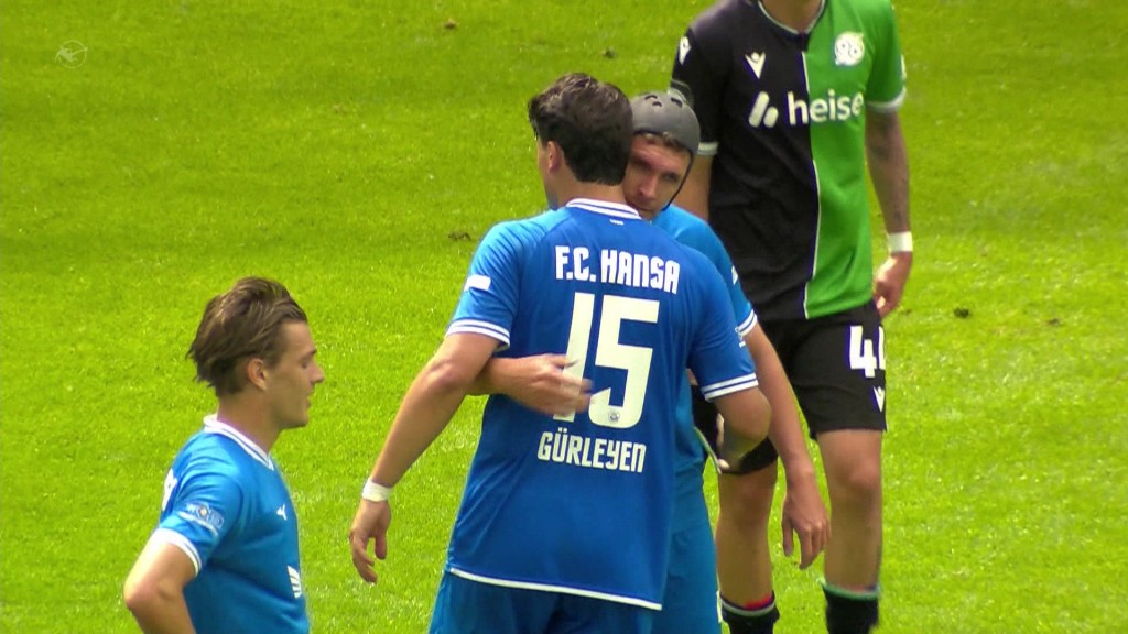 Foto: Hansa Rostock-Spieler liegen sich in den Armen nach geplatztem Aufstiegstraum