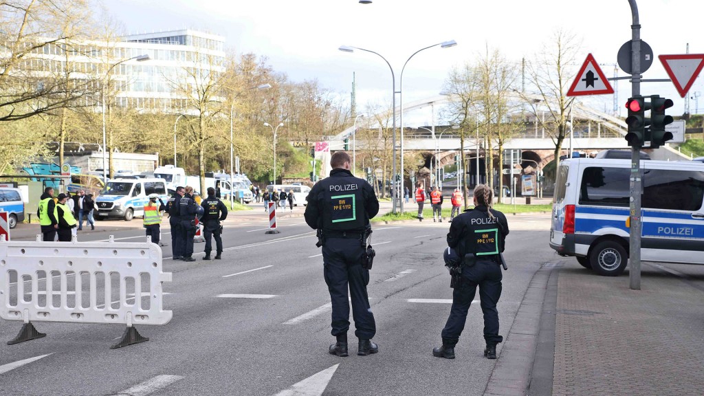 Sperrung der Camphauser Straße am Ludwigsparkstadion in Saarbrücken