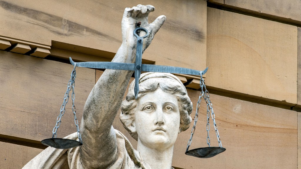 Foto: Statue der Göttin Justitia vor einem Gerichtsgebäude 