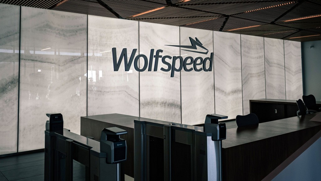 Foto: Dunkler, menschenleerer Eingangsbereich eines Wolfspeed-Gebäudes