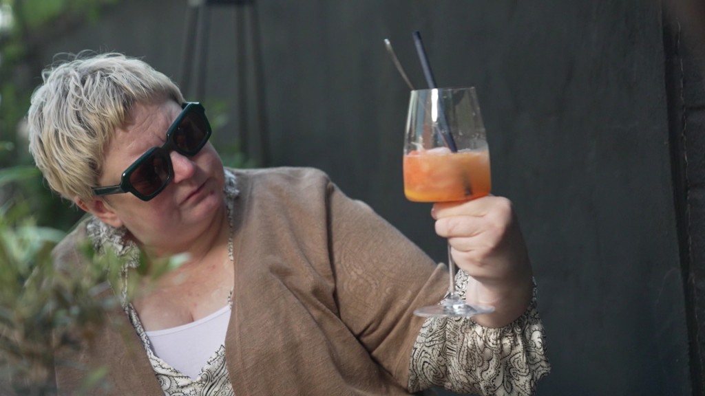Foto: Frau Spanier mit Cocktail