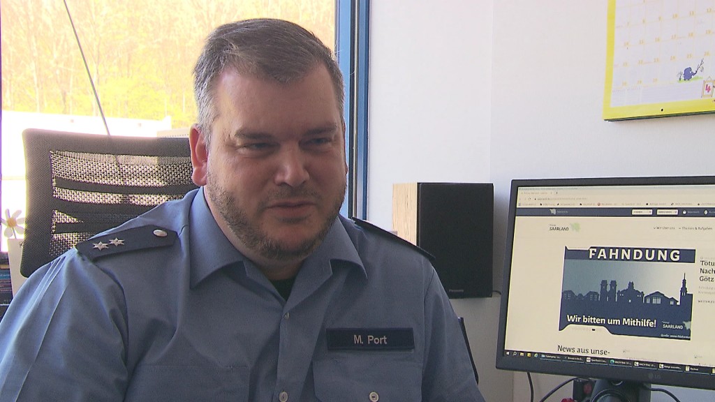 Foto: Polizist vor einem Computer