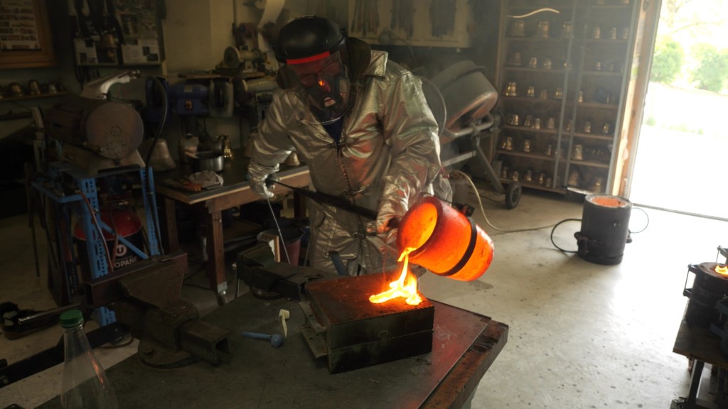 Foto: Kuhglockengießer bei der Arbeit