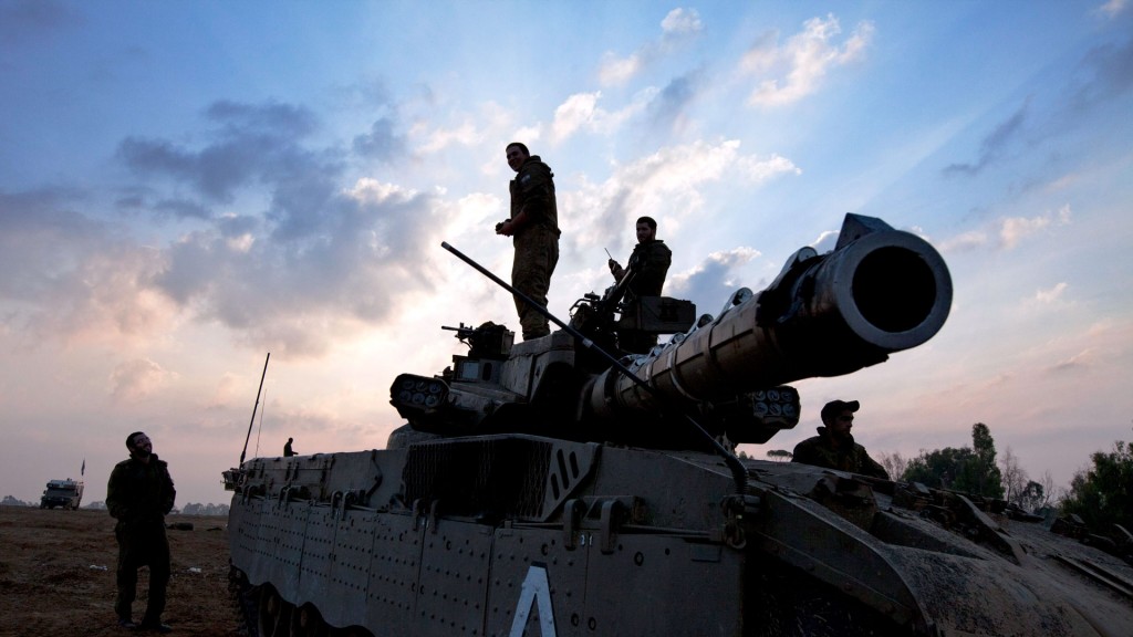Foto: Israelische Soldaten sitzen auf einem Merkava Panzer