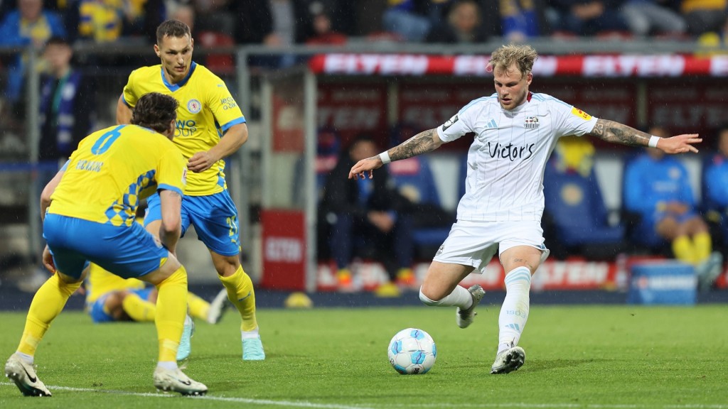 Ermin Bicakic (Eintracht Braunschweig) und Philip Fahrner (1.FC Saarbruecken) auf dem Spielfeld