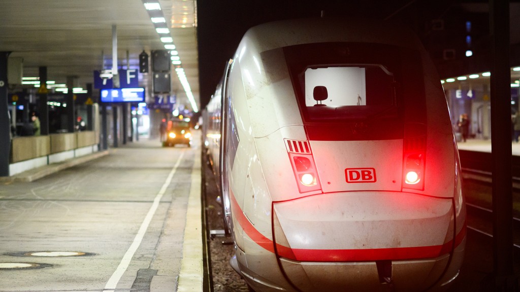 Foto: Ein ICE der Deutschen Bahn mit verlassenem Lokführerplatz steht im Bahnhof am Gleis
