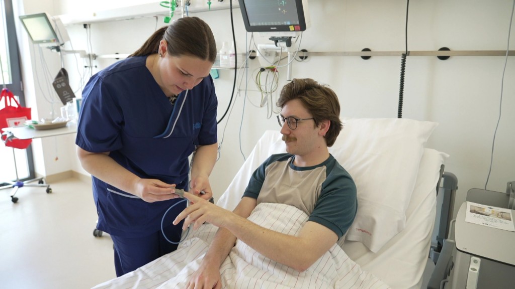 Foto: Pflegekraft und Patient