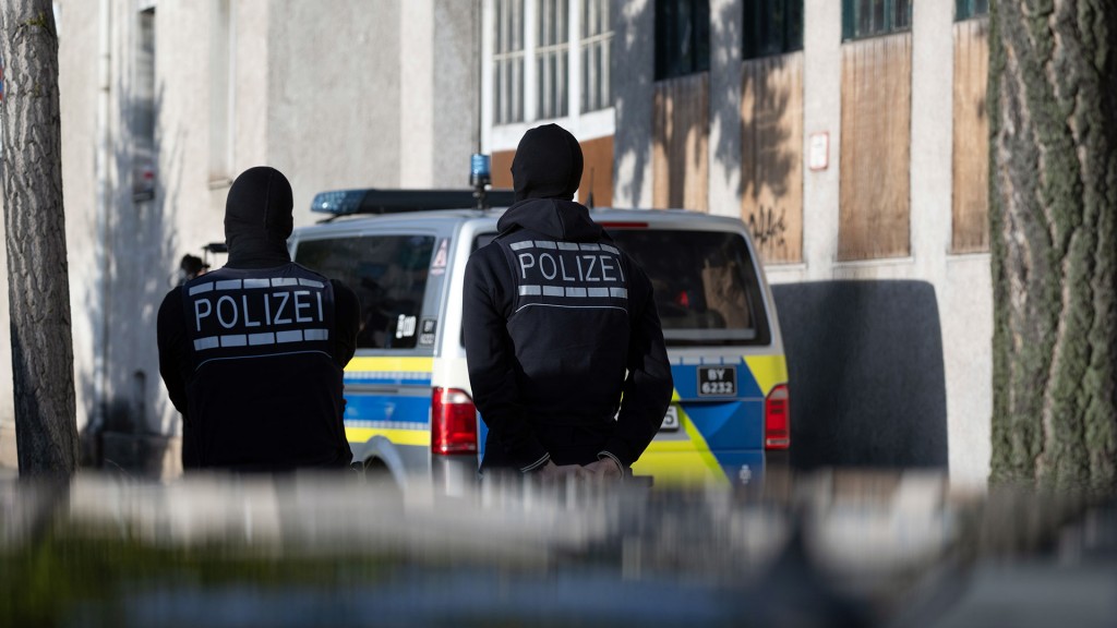 Symbolbild: Polizisten bei einer Razzia