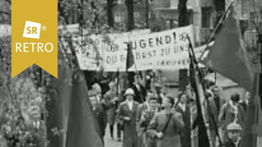 Kundgebung zum 1. Mai. Menschen demonstrieren mit weißen Plakaten