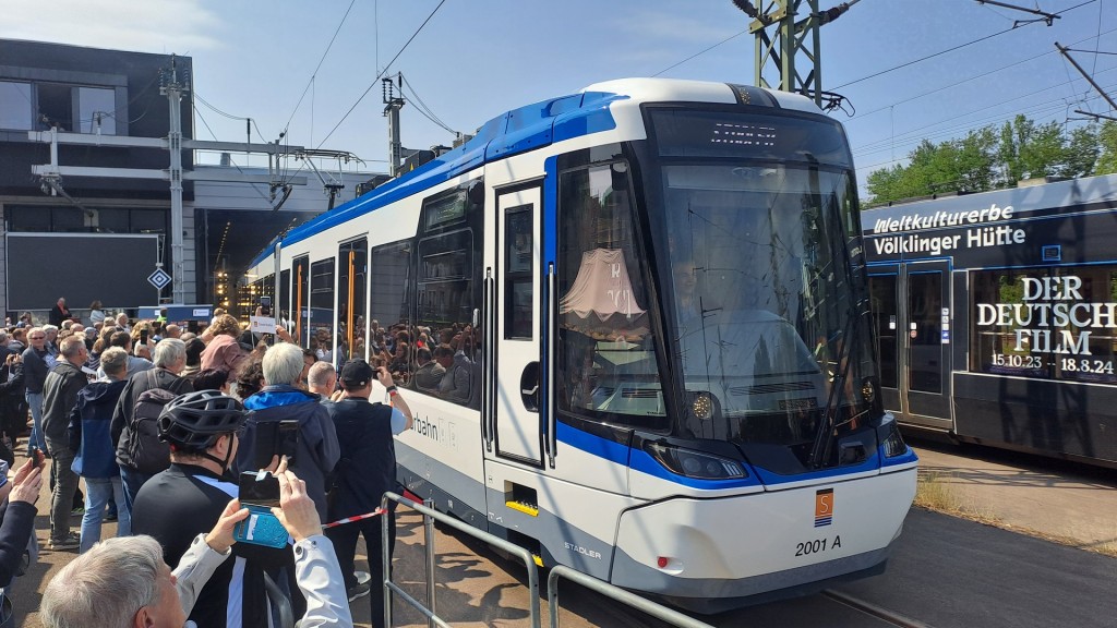 Foto: Neuer Saarbahnzug wird präsentiert