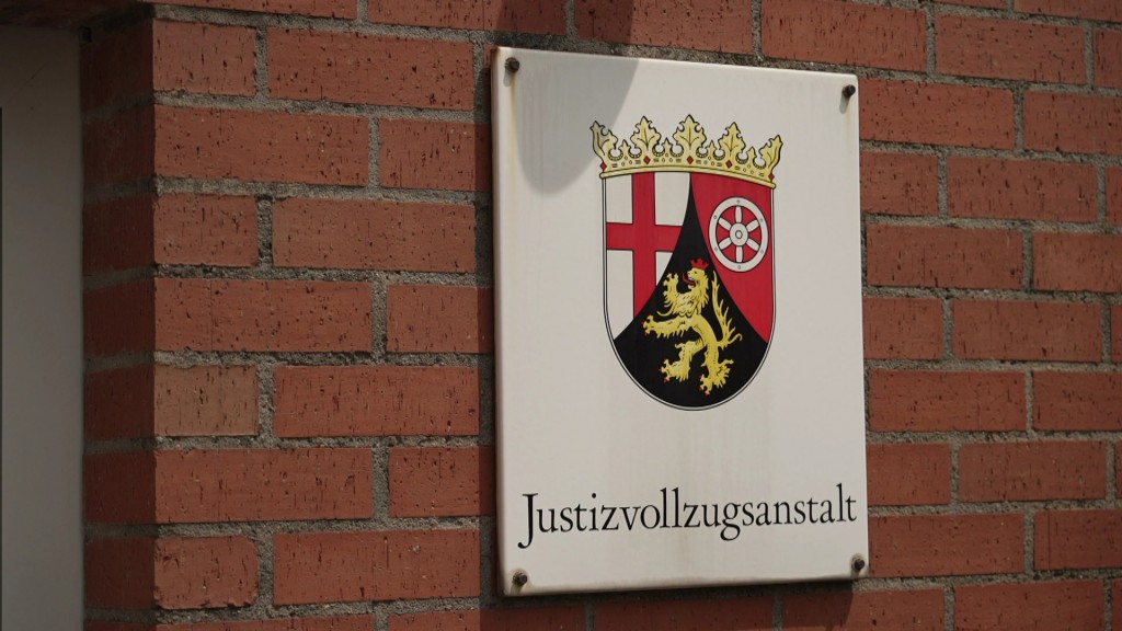 Foto: Schild vor der Justizvollzugsanstalt 