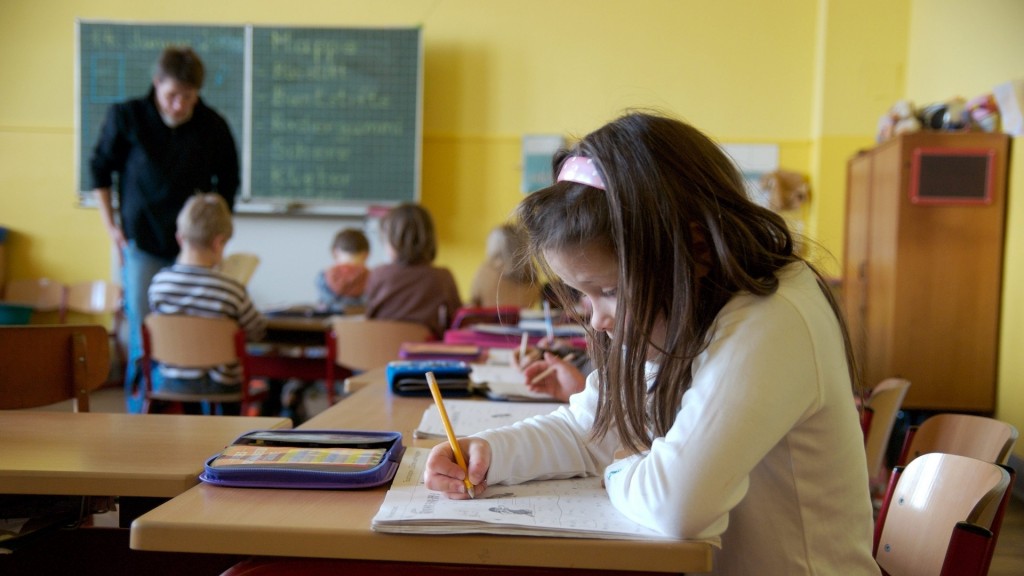Die Kinder einer Grundschule werden auch nach dem Unterricht Fachkräften betreut. 