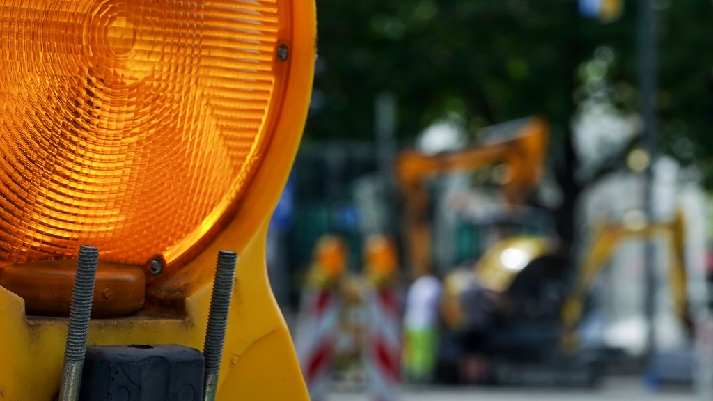 Eine Baustellenlampe steht an einer Straßenbaustelle