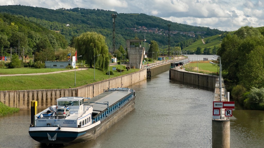 Mosel-Schleuse bei Apach in Frankreich und der Weinberg rechts in Luxemburg (Schengen). 