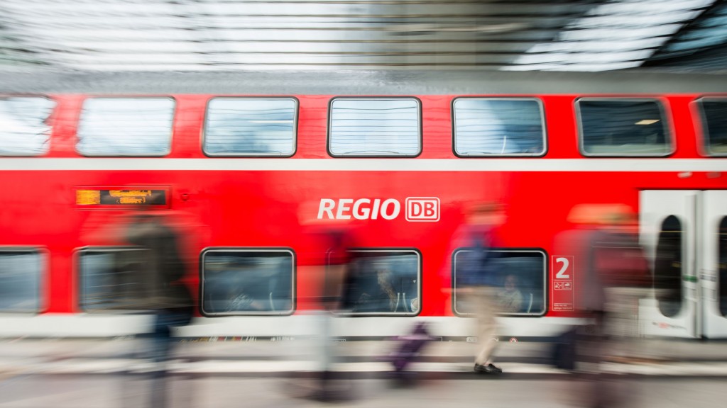 Eine Regionalbahn der Deutschen Bahn fährt in einen Bahnhof ein