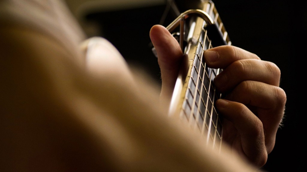 Ein Mann spielt Gitarre