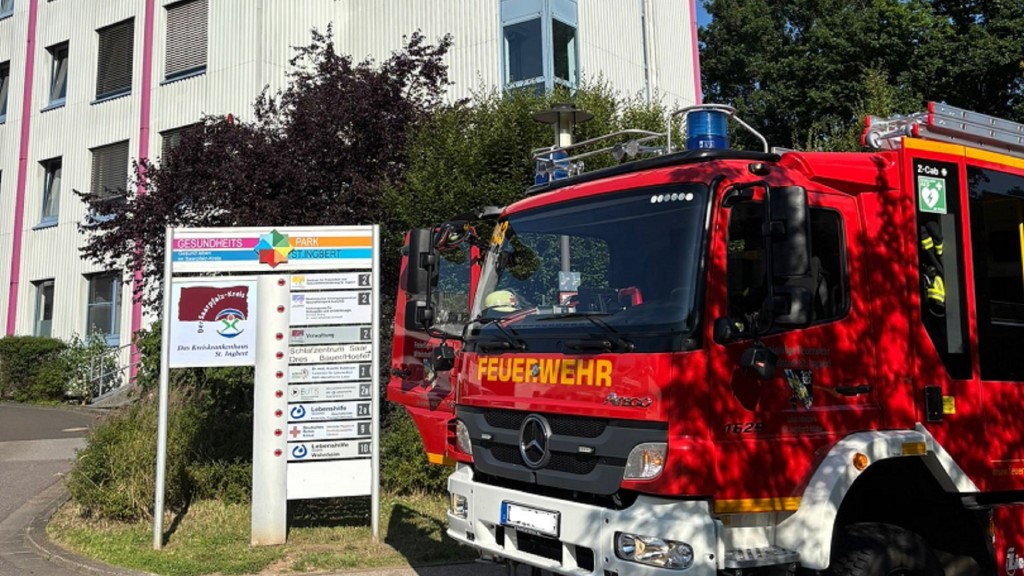 Foto: Löschfahrzeug steht im Eingangsbereich des Kreiskrankenhauses St. Ingbert