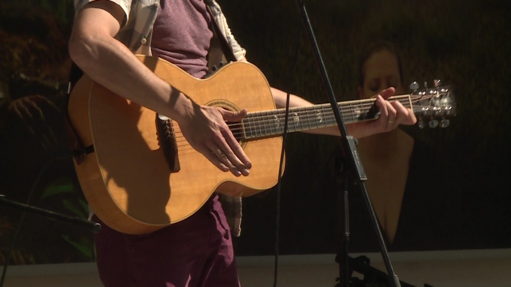 Foto: Mann mit Akustikgitarre 