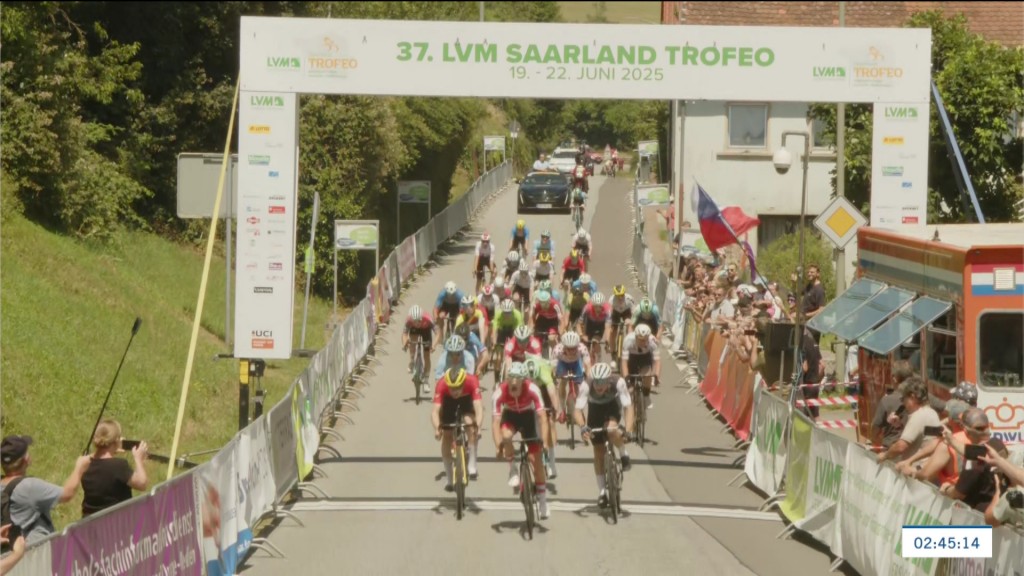 Foto: Fahrradfahrer der Trofeo 2025 kommen im Ziel an