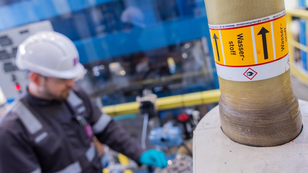 Ein Mitarbeiter arbeite an einem Elektrolyseur
