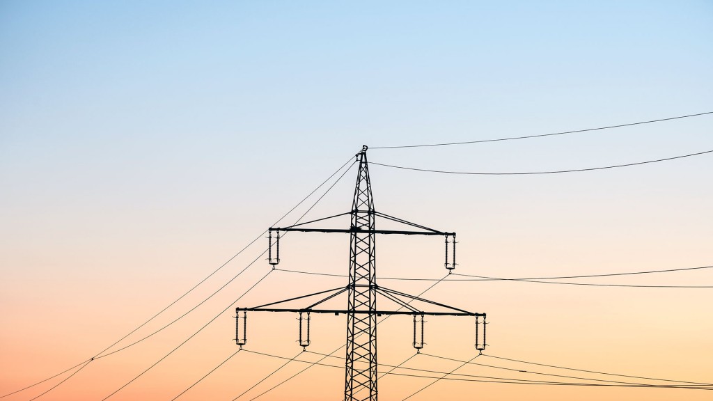 Foto: Strommast mit Überlandleitungen bei Sonnenaufgang