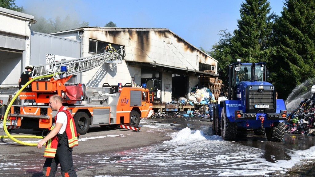Einsatz der Feuerwehr am Morgen bei Nachlöscharbeiten an der abgebrannten Lagerhalle in Eschringen.  