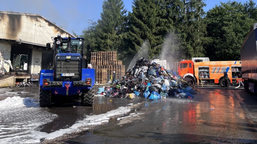 Foto: Großeinsatz der Feuerwehr nach dem Brand einer Lagerhalle in Eschringen