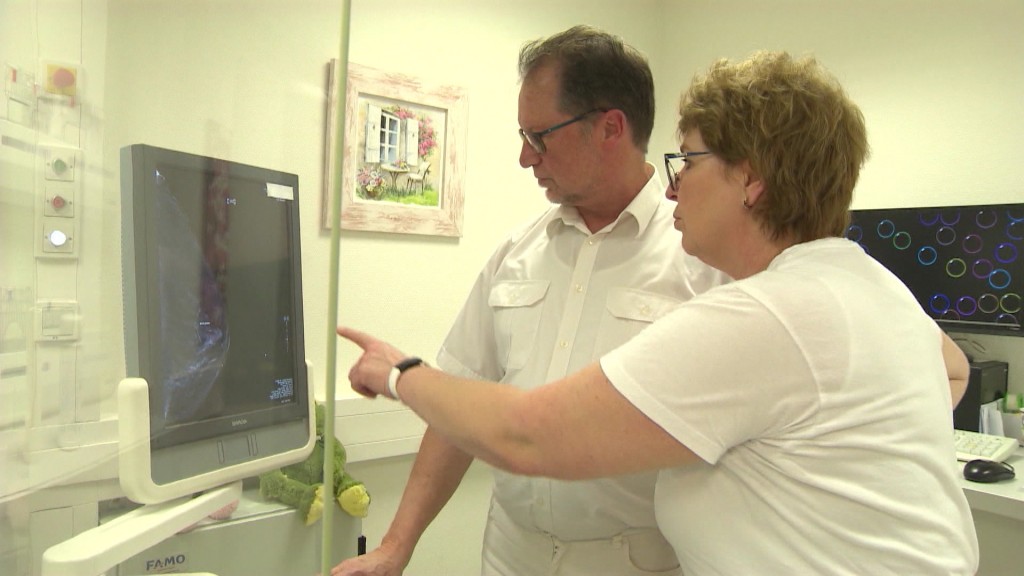 Foto: Zwei Ärzte analysieren Mammografie-Ergebnisse