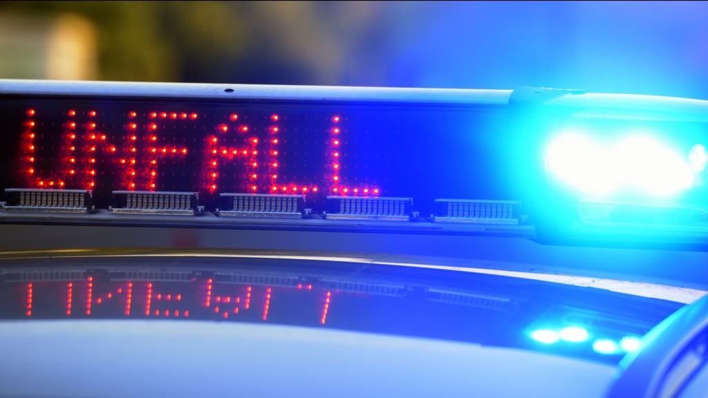 Polizeifahrzeug mit Blaulicht und einer Leuchtschrift 