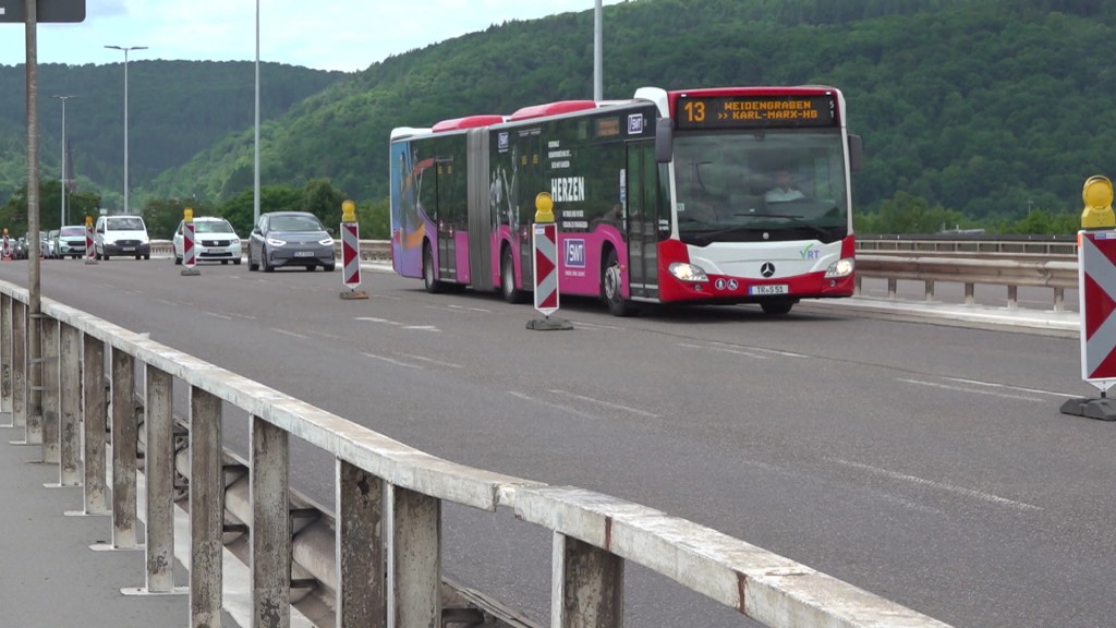 Foto: Sperrungen und ein Bus fährt vorbei