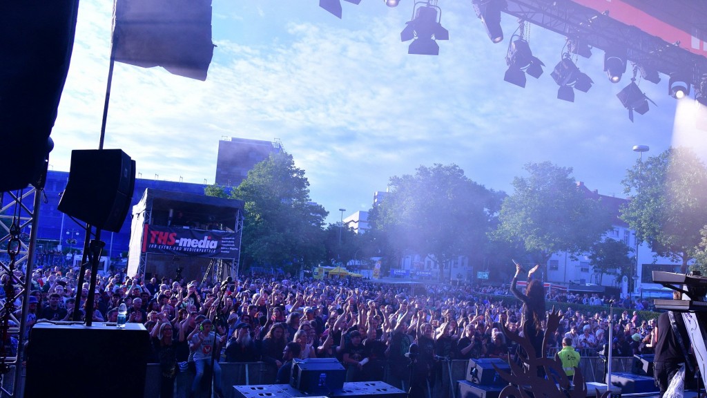 Foto: Altstadtfest Saarbrücken. Bühne mit Besuchern auf dem St. Johanner Markt 