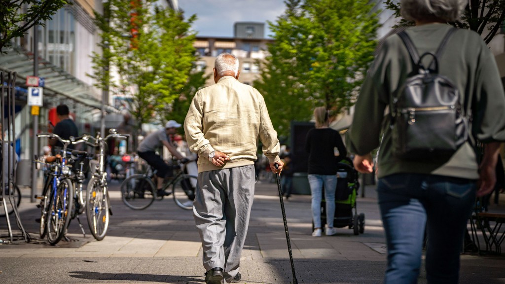 Foto: Ein älterer Herr beim Spaziergang durch die Stadt