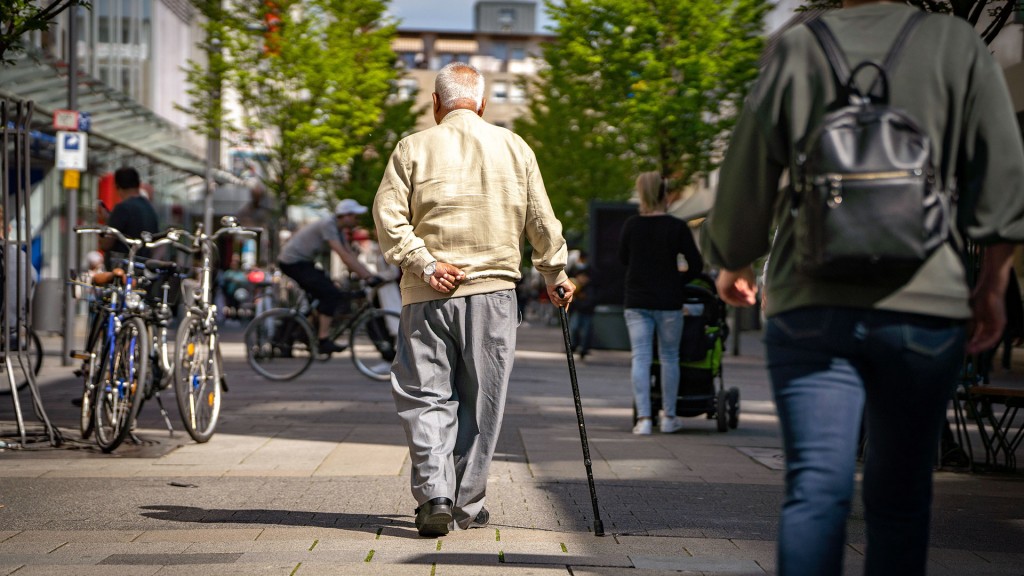 Ein älterer Herr beim Spaziergang durch die Stadt