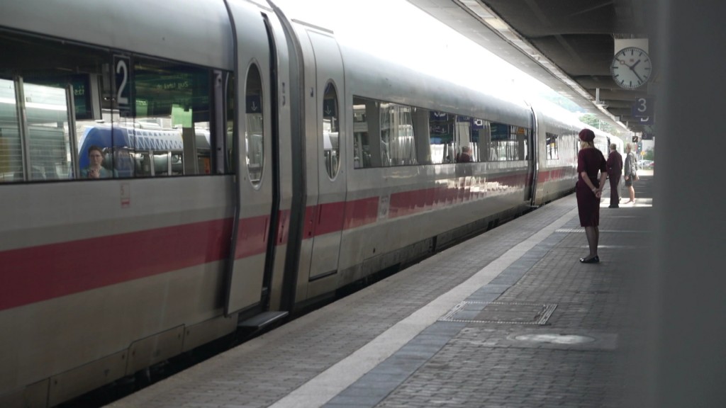 Foto: ICE an einem Gleis am Bahnhof