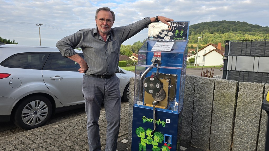Siegfried Gemünden mit dem neuen Saarlodri-Automaten in Lebach-Steinbach