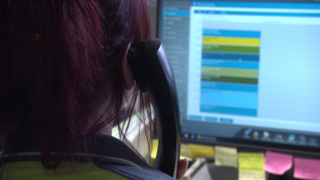 Foto: Frau telefoniert von Bildschirm