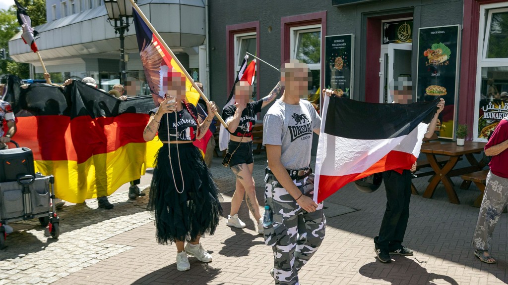 Foto: Rechtsextreme Demonstranten in Homburg