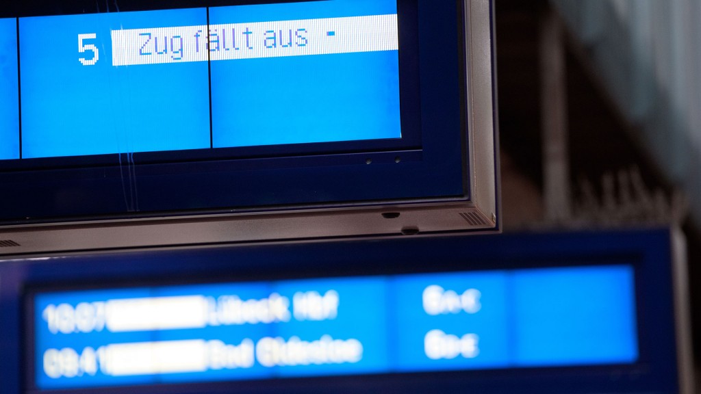 «Zug fällt aus» steht auf einer Anzeigetafel am Bahngleis