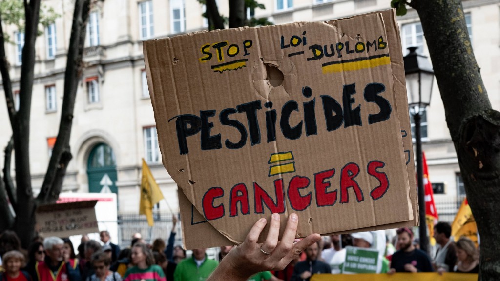 Ein Protestschild gegen Pestizide in Frankreich