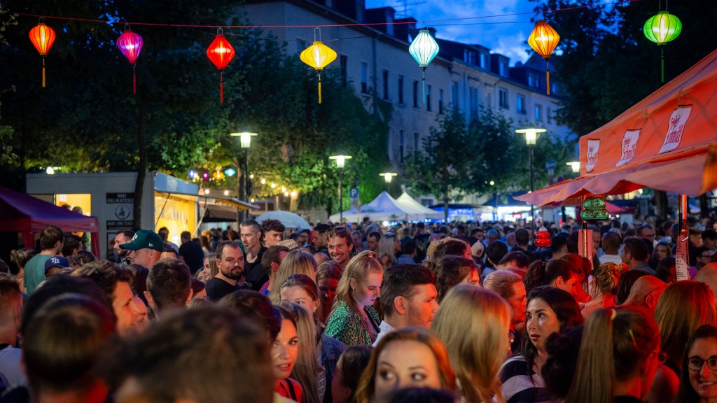 Foto: Besucher auf dem Nauwieser Viertelfest