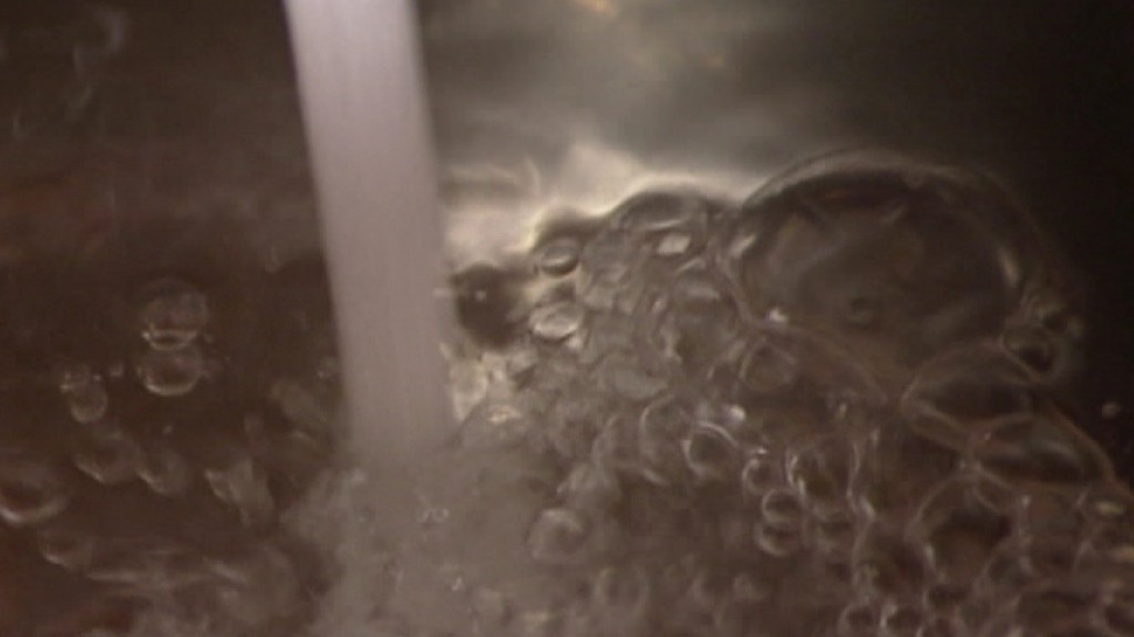 Foto: Laufendes Wasser aus dem Wasserhahn