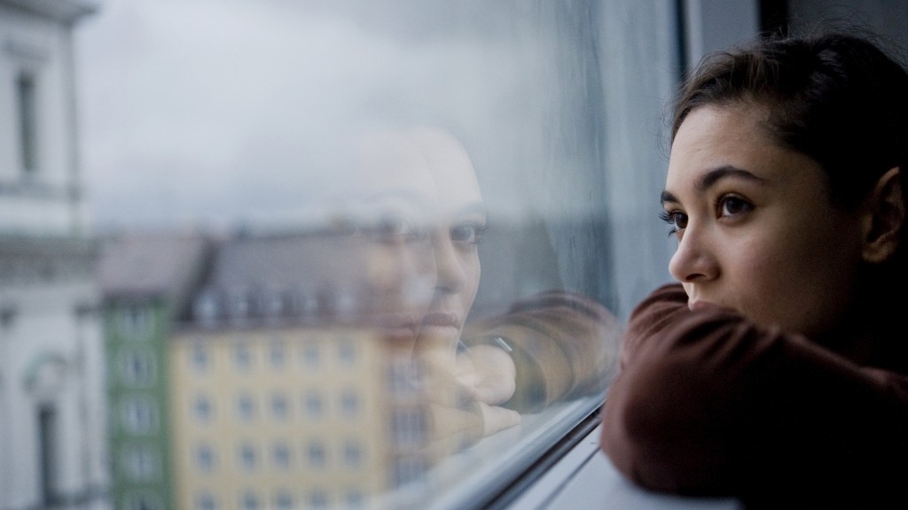 Teenagerin schaut aus dem Fenster