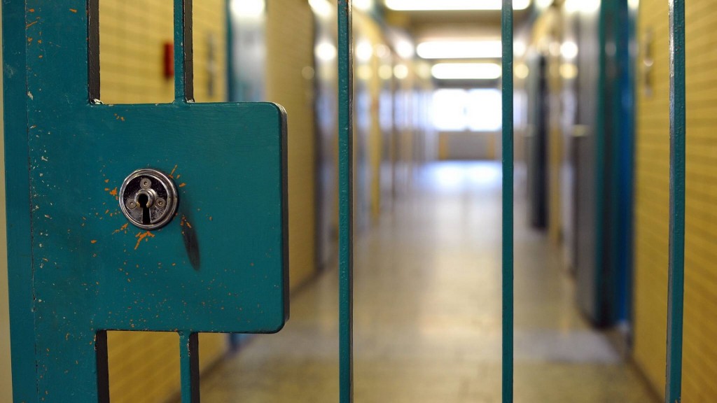 Foto: Ein Gitter versperrt den Zugang zu einem Gang in der Justizvollzugsanstalt Ottweiler.