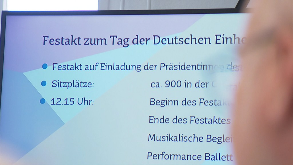 Foto: Auf einem Bildschirm wird das Programm für den Tag der deutschen Einheit im Saarland dargestellt.