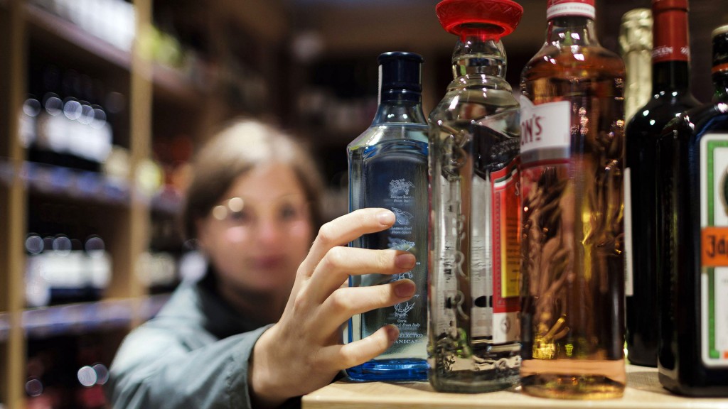 Eine junge Frau greift zu Alkohol im Supermarkt