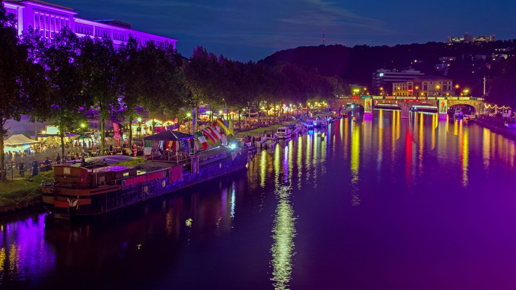 Ein Lichtermeer auf der Saar beim Saarspektakel