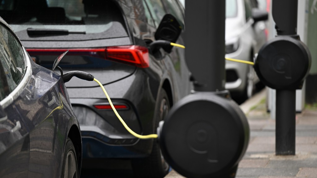 E-Autos stehen in der Innenstadt an E-Ladesäulen.