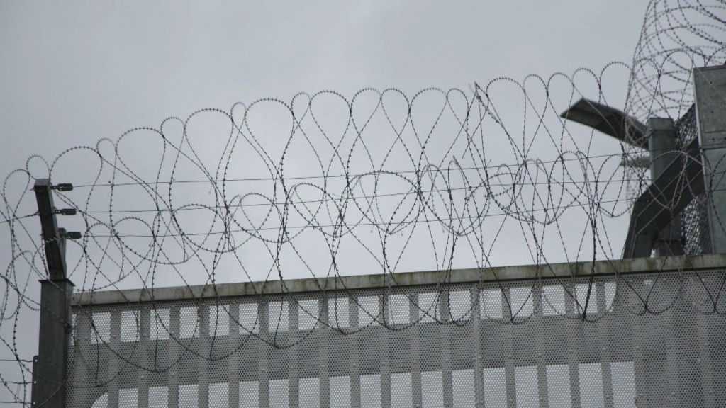 Mauer mit Stacheldraht der JVA in Ottweiler