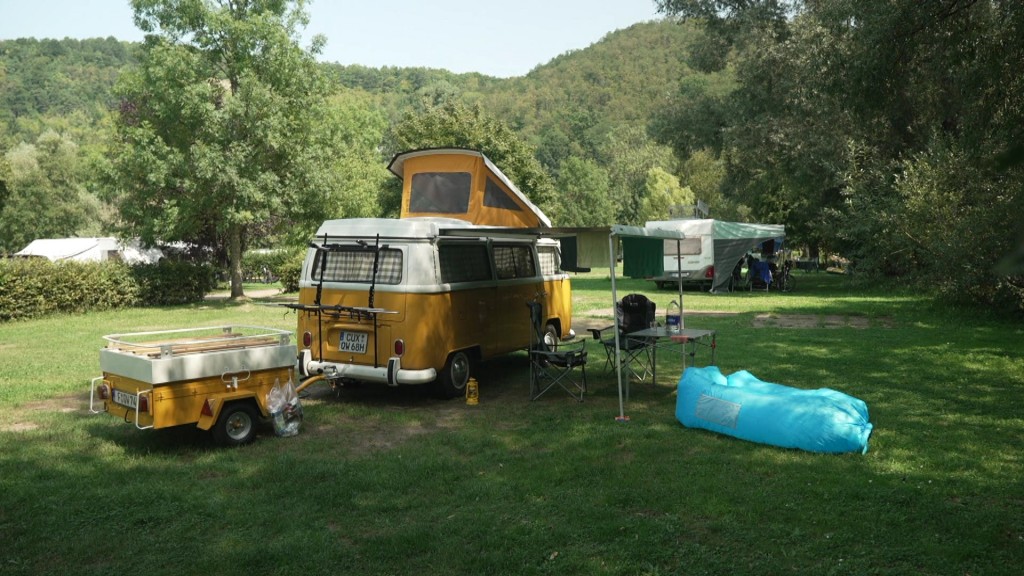 Foto: Campingwagen auf einem Campingplatz